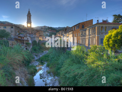 Pfarrkirche San Tomaso in Dolcedo mit der Ponte Grande Brücke über den Fluss Prino, Riviera dei Fiori, Ligurien, Italien, Europa Stockfoto