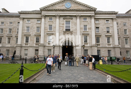 Der vordere Bogen und der Haupteingang zum Trinity College in Dublin Irland Stockfoto