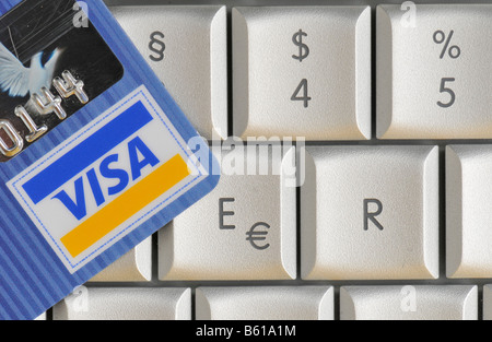 VISA-Kreditkarte und EURO-Symbol auf der Tastatur von einem Apple MacBook Pro, Online-shopping Stockfoto