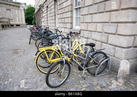 Studenten Fahrräder geparkt am Trinity College in Dublin Irland Stockfoto