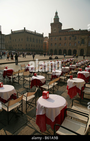 Straßencafé in der Piazza Maggiore, Bologna, Italien, mit Blick auf den Palazzo Comunale. Stockfoto