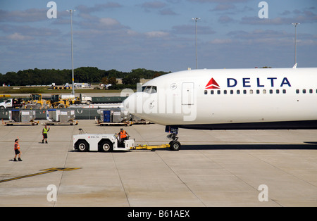 Delta Airlines Boeing 767 Jet auf Pushback bei Tampa Airport Florida USA zerren zurückschieben dieses 767 332 Flugzeug aus dem stand Stockfoto