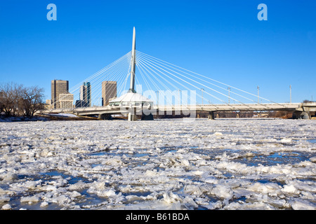 Frazil Ice auf dem Red River, Esplanade Riel Brücke und Winnipeg Skyline, Manitoba, Kanada. Stockfoto