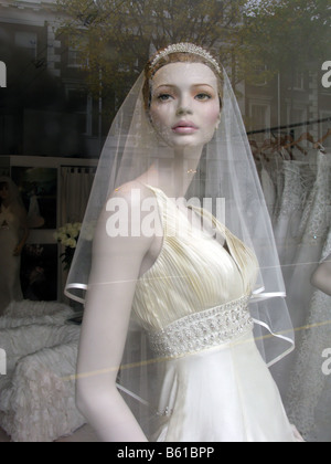 Brautkleid im Schaufenster Stockfoto