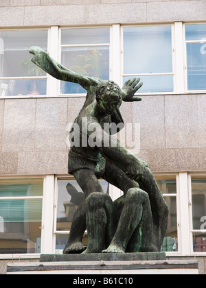 Trades Union Hochhaus mit Bronze-Skulptur von Bernard Wiesen repräsentieren den Geist der Gewerkschaftsbewegung. Stockfoto