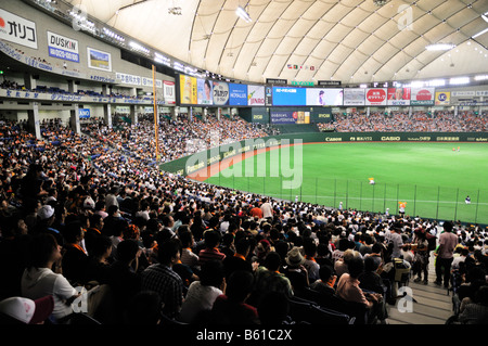 Die Riesen Baseballmannschaft spielt im Tokyo Dome, Tokio, Japan 2/2 Stockfoto