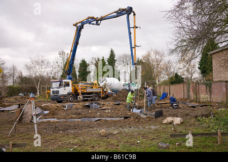 Einen Überblick über das Baugrundstück mit Zement Pumpe in Position. Stockfoto