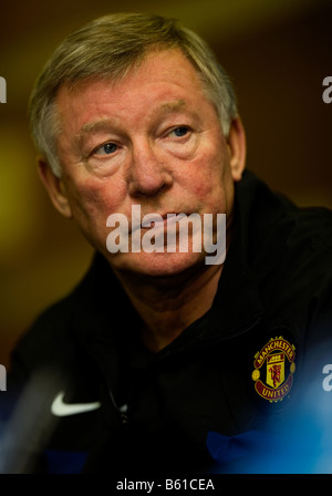 Trainer Sir Alex Ferguson von Manchester United im Gespräch mit den Medien im Rahmen einer Pressekonferenz. Stockfoto
