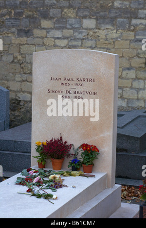 Das Grab (einschließlich aktueller Grabstein) Jean Paul Sartre und Simone de Beauvoir Montparnasse Friedhof Paris Frankreich Stockfoto