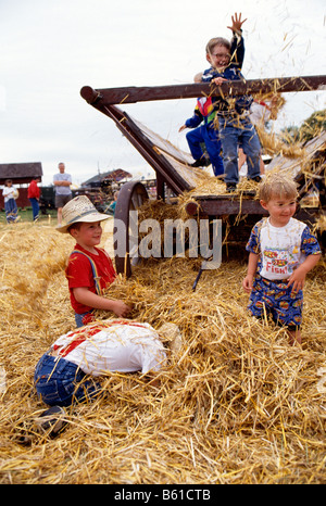 Kinder spielen im Heu, Kutztown Folk Festival, Pennsylvania, USA Stockfoto