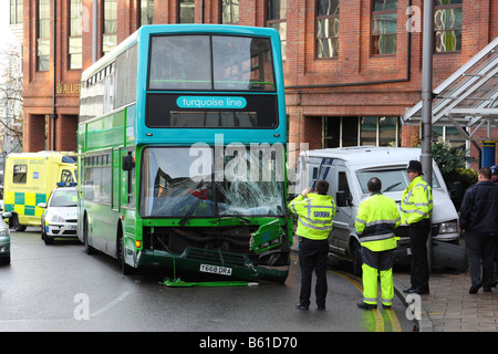 Notdienste am Unfallort ein Verkehrsunfall mit einem Nottingham Stadttransport-Doppeldecker-Bus. Stockfoto