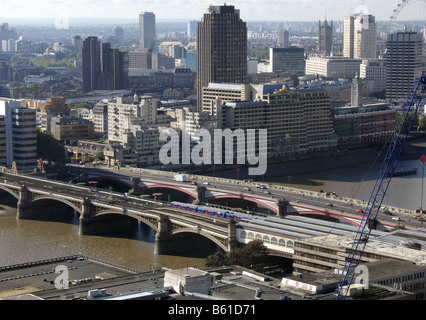 Die Themse fließt unter Blackfriars Bridge an einem sonnigen Tag im Zentrum von London, England Stockfoto