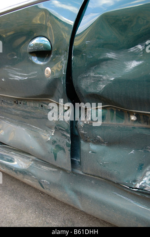 Verbeult und zerkratzt Platten auf ein Auto Stockfoto