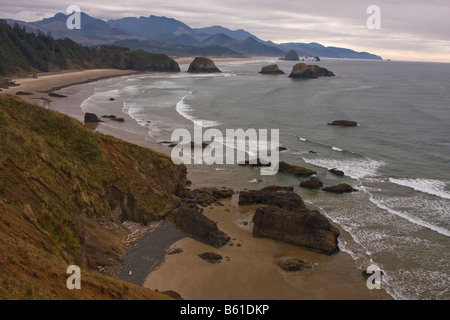 Ecola Beach mit Haystack Rock und Cannon Beach im Hintergrund Stockfoto