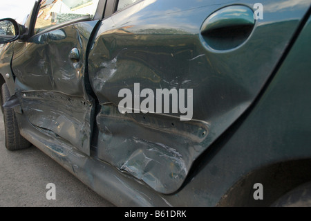 Verbeult und zerkratzt Platten auf ein Auto Stockfoto