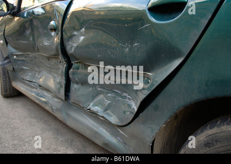 Verbeult und zerkratzt Platten auf ein Auto Stockfoto