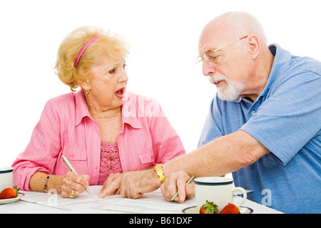 Ältere Frau von ihrem Ehemann erzählt ihr beleidigt wie Sie isoliert auf weißem abstimmen Stockfoto