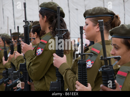 Israel Jerusalem alte Stadt Klagemauer Eid miltary Zeremonie Zeile von weiblichen Soldaten um Aufmerksamkeit Stockfoto