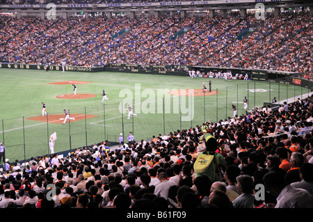 Die Riesen Baseballmannschaft spielt im Tokyo Dome, Tokio, Japan 1/2 Stockfoto