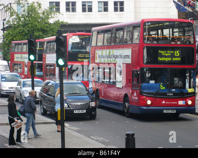 Drei rote Doppeldeckerbusse hintereinander Strang London GB UK Stockfoto