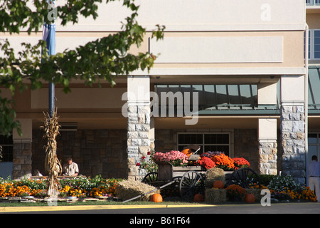 Vor dem Eingang zum Hotel Schloss am See in Branson Missouri zeigt Herbst Dekorationen Stockfoto