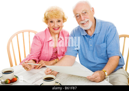 Älteres Paar mit abwesender Stimmzettel Stimmen bei einer Wahl isoliert auf weiß Stockfoto