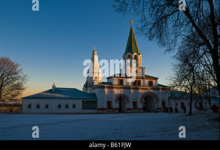 Red Gate und der Himmelfahrtskirche in Kolomenskoje Immobilien in Moskau, Russland Stockfoto