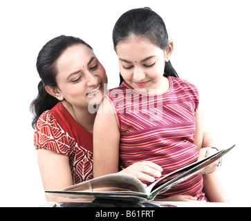 Mutter und Tochter indischer Herkunft, ein Buch zu lesen Stockfoto