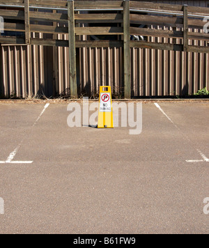 Kein Parkplatz melden Sie blockierende Parkplatz. Stockfoto