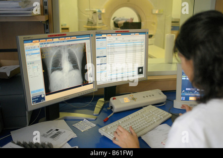 Arzt auf Monitoren mit Blick auf Magnet-Resonanz-Bild Stockfoto