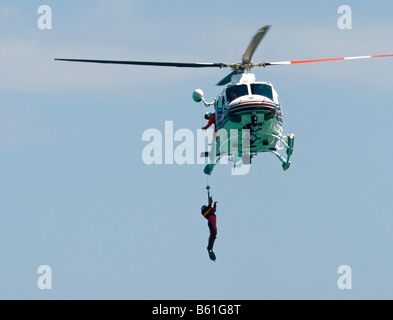 Hubschrauber heben Rettungsschwimmer retten - Bell 205/Huey - Chicago Fire Department Stockfoto