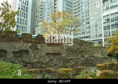 London Wall im Barbican, London England UK, Reste der alten römischen Mauer Verteidigung Londinium Stockfoto