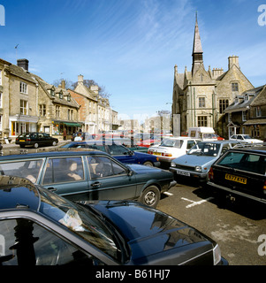 UK England Gloucestershire Stow auf den Besucherverkehr füllen Dorfzentrum Parken würde Stockfoto