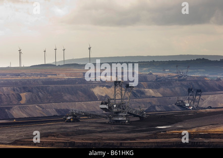 Garzweiler Braunkohle Tagebau-Mine, in den Rücken eines Windkraftwerks, North Rhine-Westphalia Stockfoto