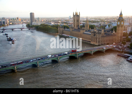 Die Häuser des Parlaments an der Themse in London England Stockfoto