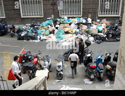 Berge von Hausmüll sammeln in den Straßen von Neapel, Kampanien, Italien, Europa Stockfoto