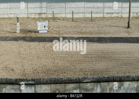 Blick auf den ehemaligen Todesstreifen, Berliner Mauer in der Bennauer Straße, Teil des Denkmals für den Bau der Berliner Mauer, Berlin Stockfoto