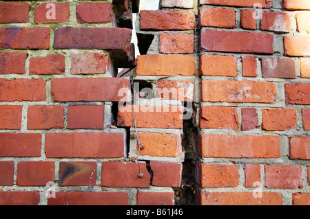 Ziegelbruch Mörtel Setzungen Wartung alte schlechte Wandkonstruktion Stockfoto