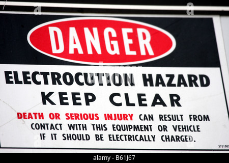 Ein Zeichen auf ein Feuerwehr-LKW-Drehleiter zeigen die Gefahr eines lebensgefährlichen elektrischen Schlages an diesem Gerät Stockfoto
