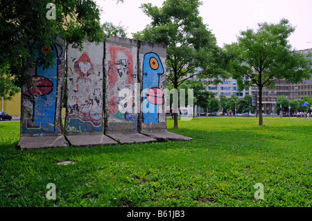 Teile der ehemaligen Berliner Mauer am Leipziger Platz-Platz, Berlin ausgestellt Stockfoto