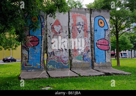 Teile der ehemaligen Berliner Mauer am Leipziger Platz-Platz, Berlin ausgestellt Stockfoto