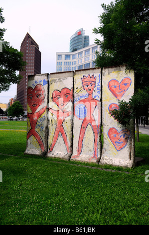 Teile der ehemaligen Berliner Mauer am Leipziger Platz-Platz, Berlin ausgestellt Stockfoto