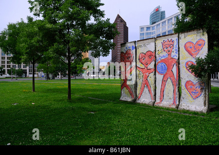 Teile der ehemaligen Berliner Mauer am Leipziger Platz-Platz, Berlin ausgestellt Stockfoto