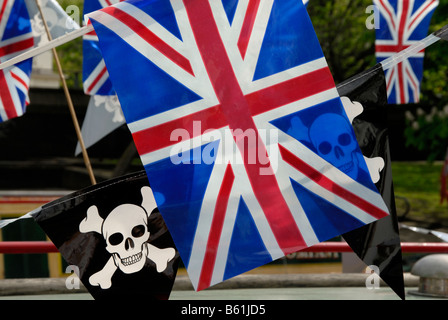 Jolly Roger-Piraten-Wimpel und Union Jack-Flaggen, aufgereiht auf einem Narrowboat, klein-Venedig, London, England Stockfoto