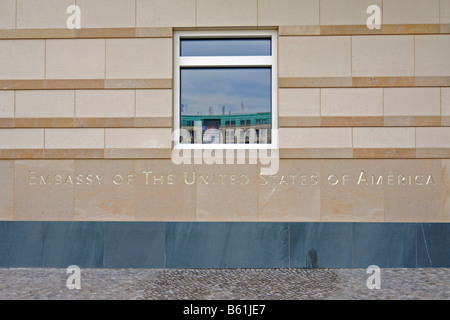 Botschaft von Deutschland in schriftlicher Form auf die neue amerikanische Botschaft am Brandenburger Tor in Berlin Stockfoto