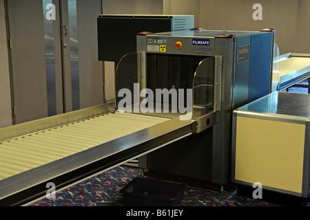 Röntgengeräte für Handgepäck auf einem Flughafen Stockfoto