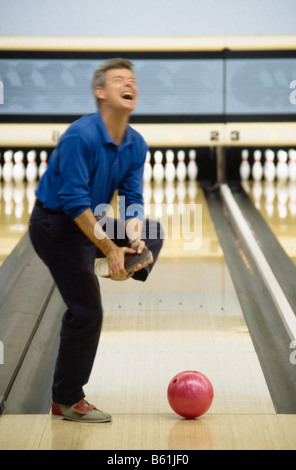 Mann lässt Bowlingball zu Fuß auf der Bowlingbahn fallen, Vintage, USA 1997 Stockfoto