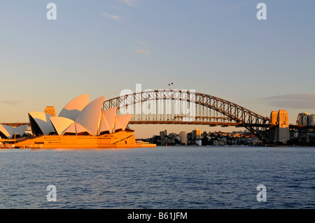 Sydney Opera House und Harbour Bridge bei Sonnenaufgang, Sydney, Australien Stockfoto
