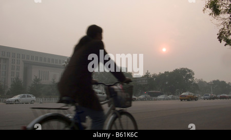 Radverkehr mit stark verschmutzten Luft entlang Dongchang ein Jie in der Nähe von Tiananmen-Platz im Zentrum von Peking China Stockfoto