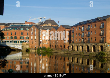 Lager spiegelt sich im Fluss Aire Leeds UK Stockfoto